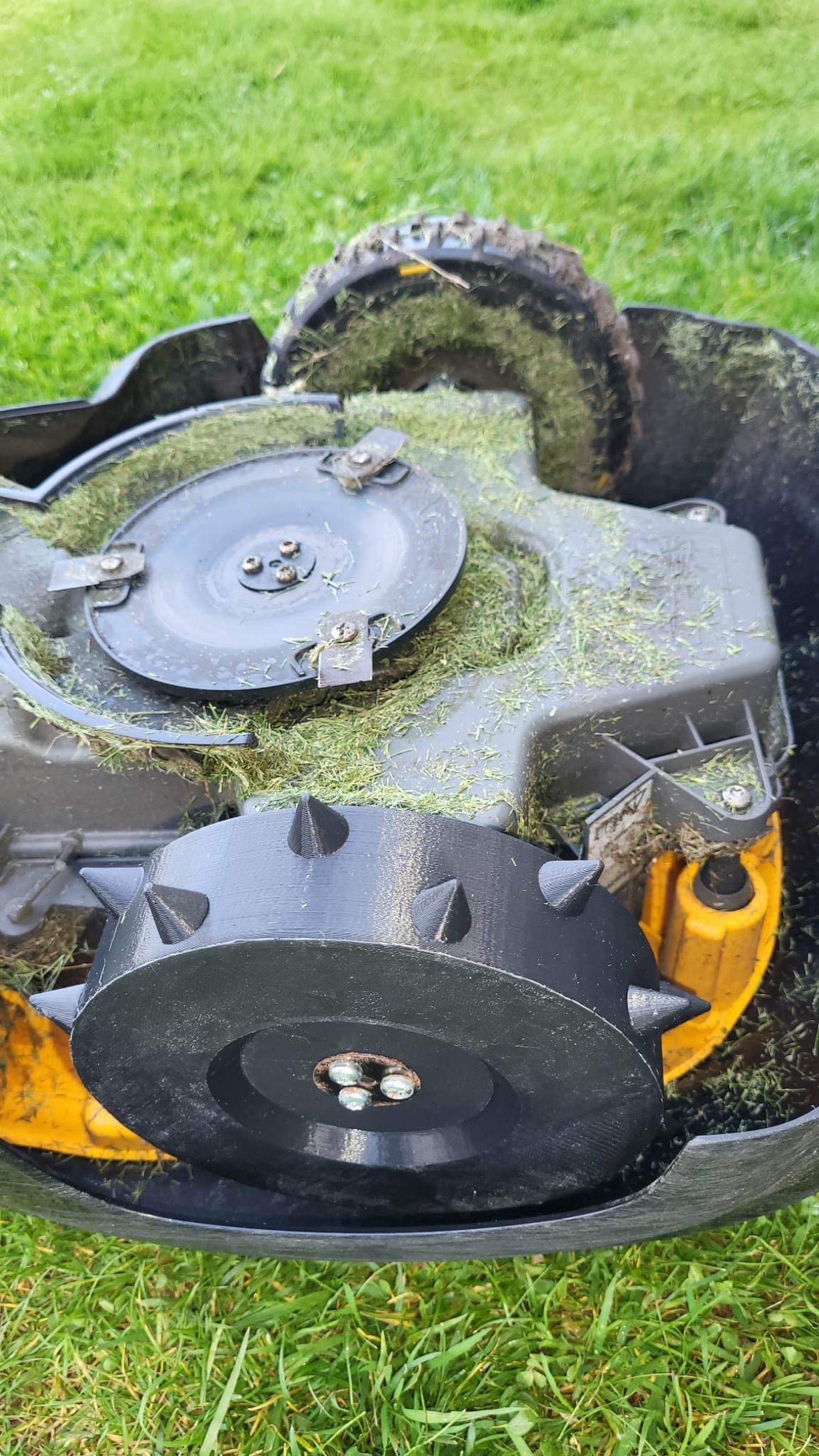 Piggdekk til robotgressklipper