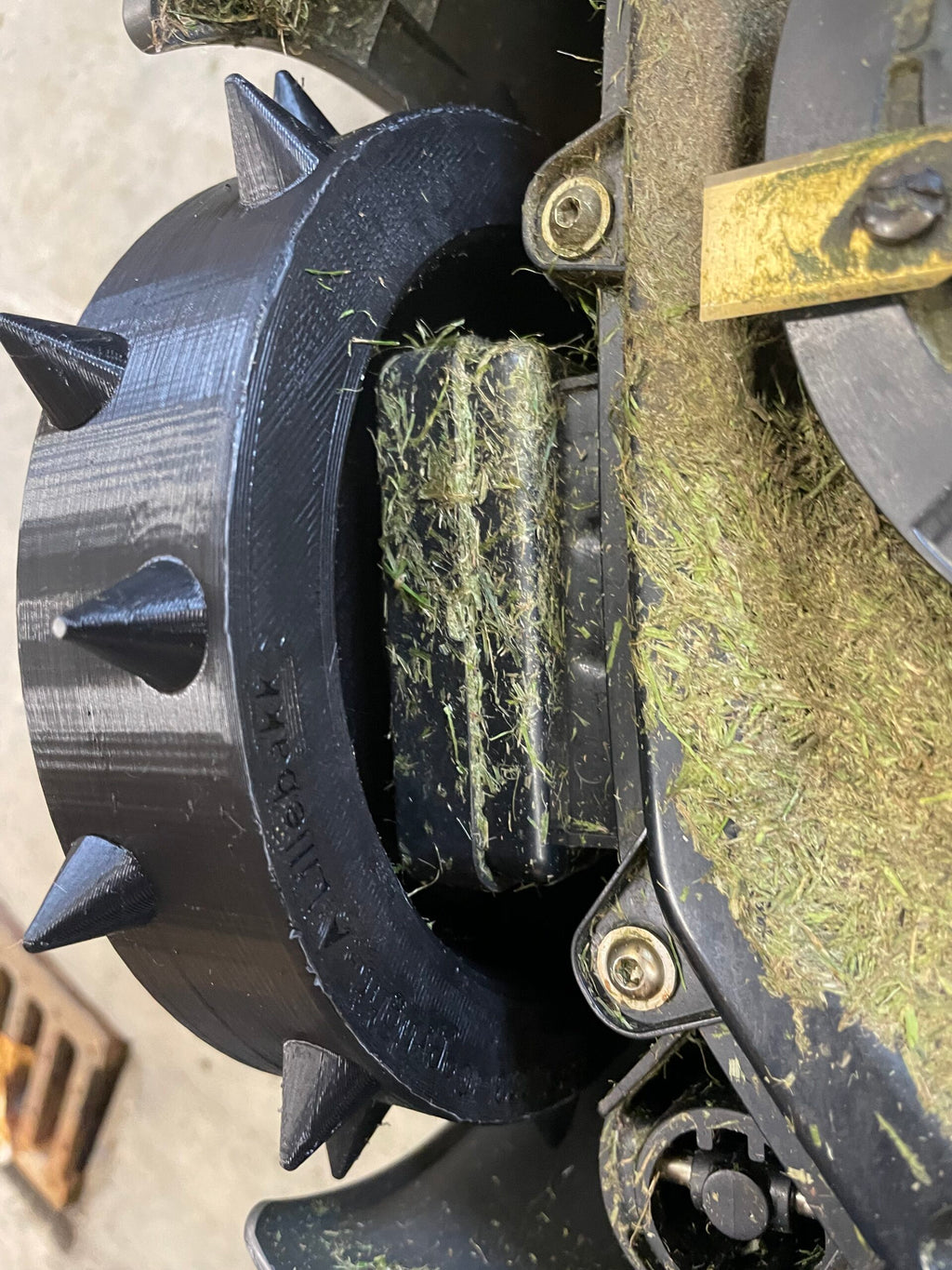 Piggdekk til robotgressklipper