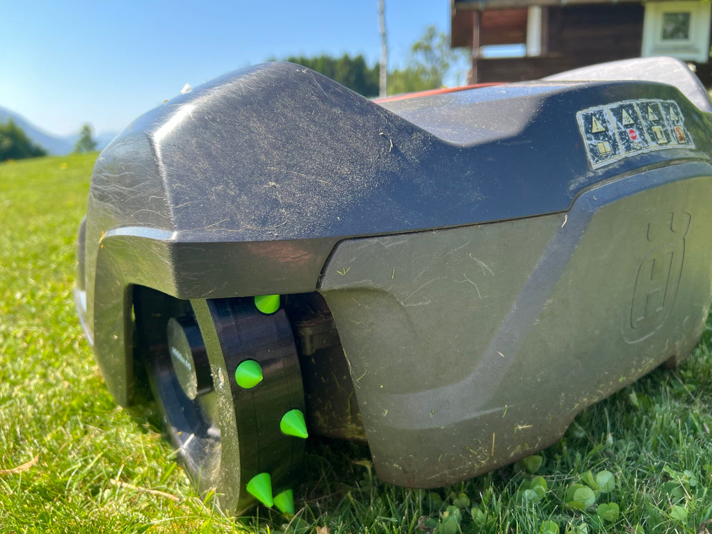 Piggdekk til robotgressklipper med utskiftbare gummipigger