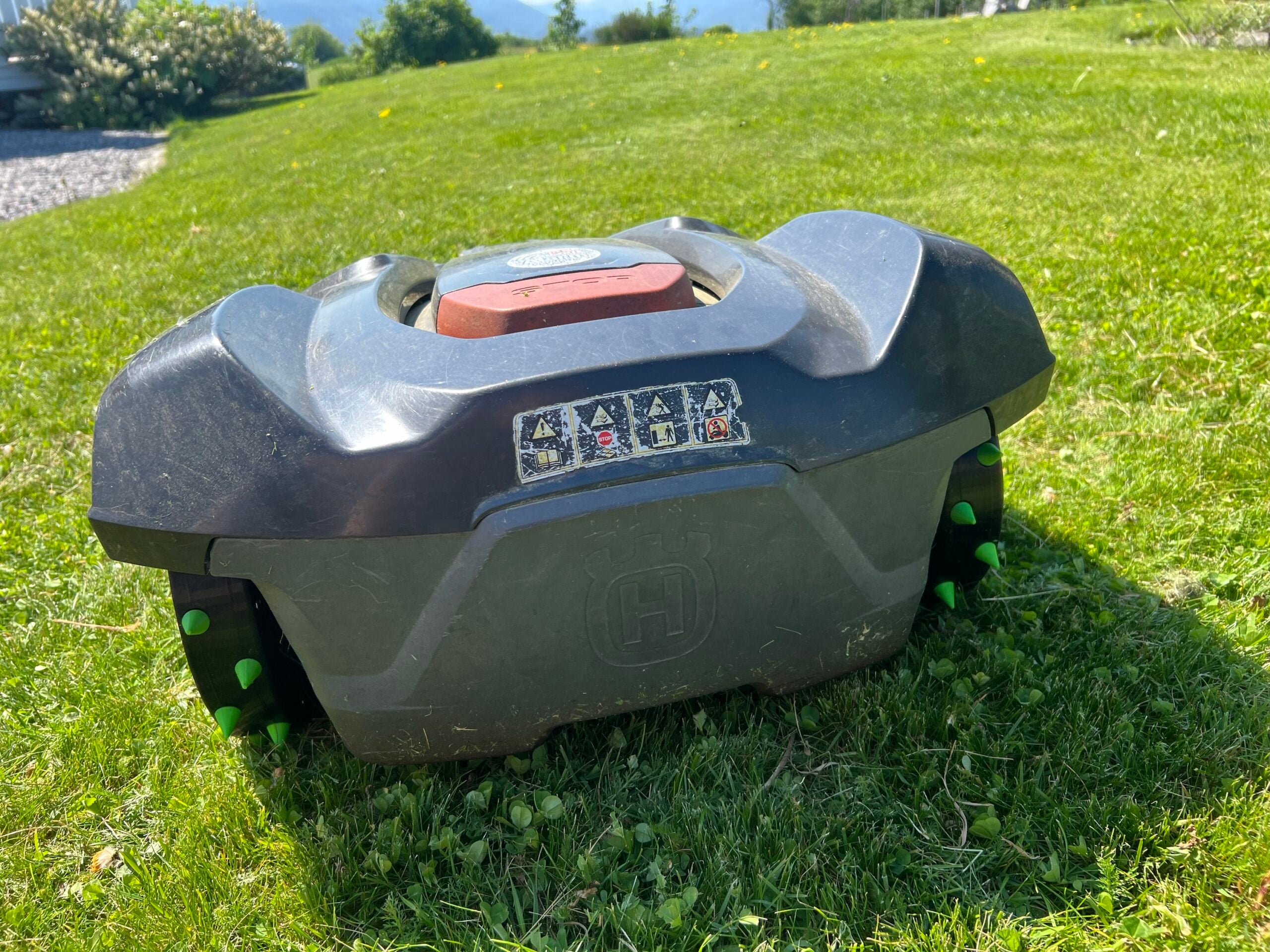 Piggdekk til robotgressklipper med utskiftbare gummipigger