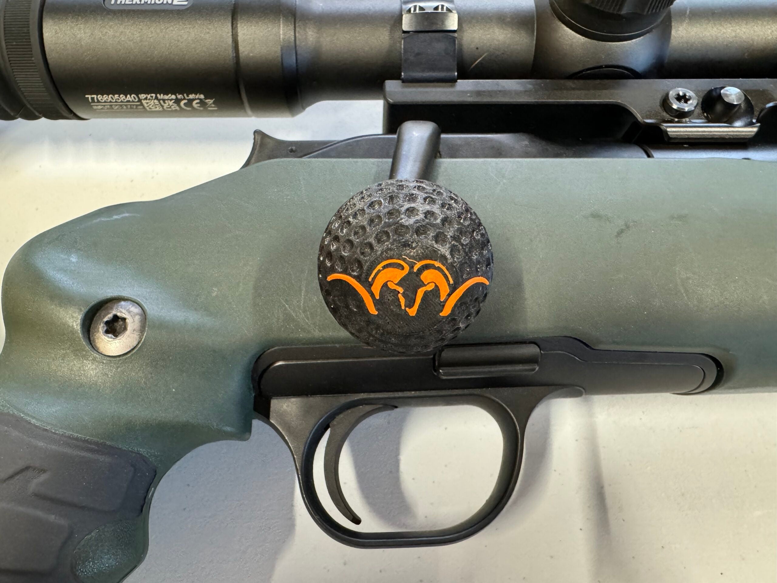 Hevarmskule - Blaser R8 - Blaser logo