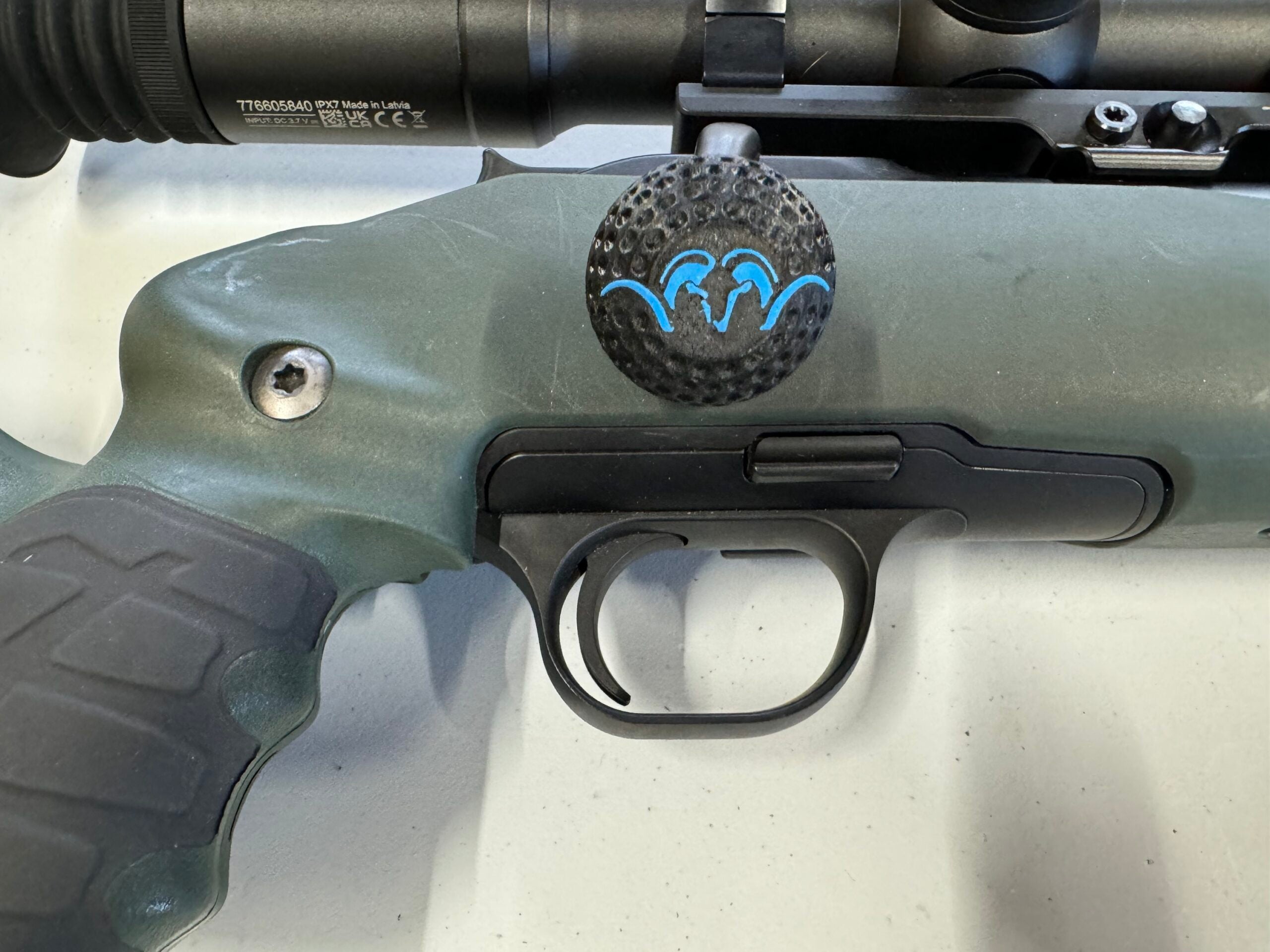 Hevarmskule - Blaser R8 - Blaser logo