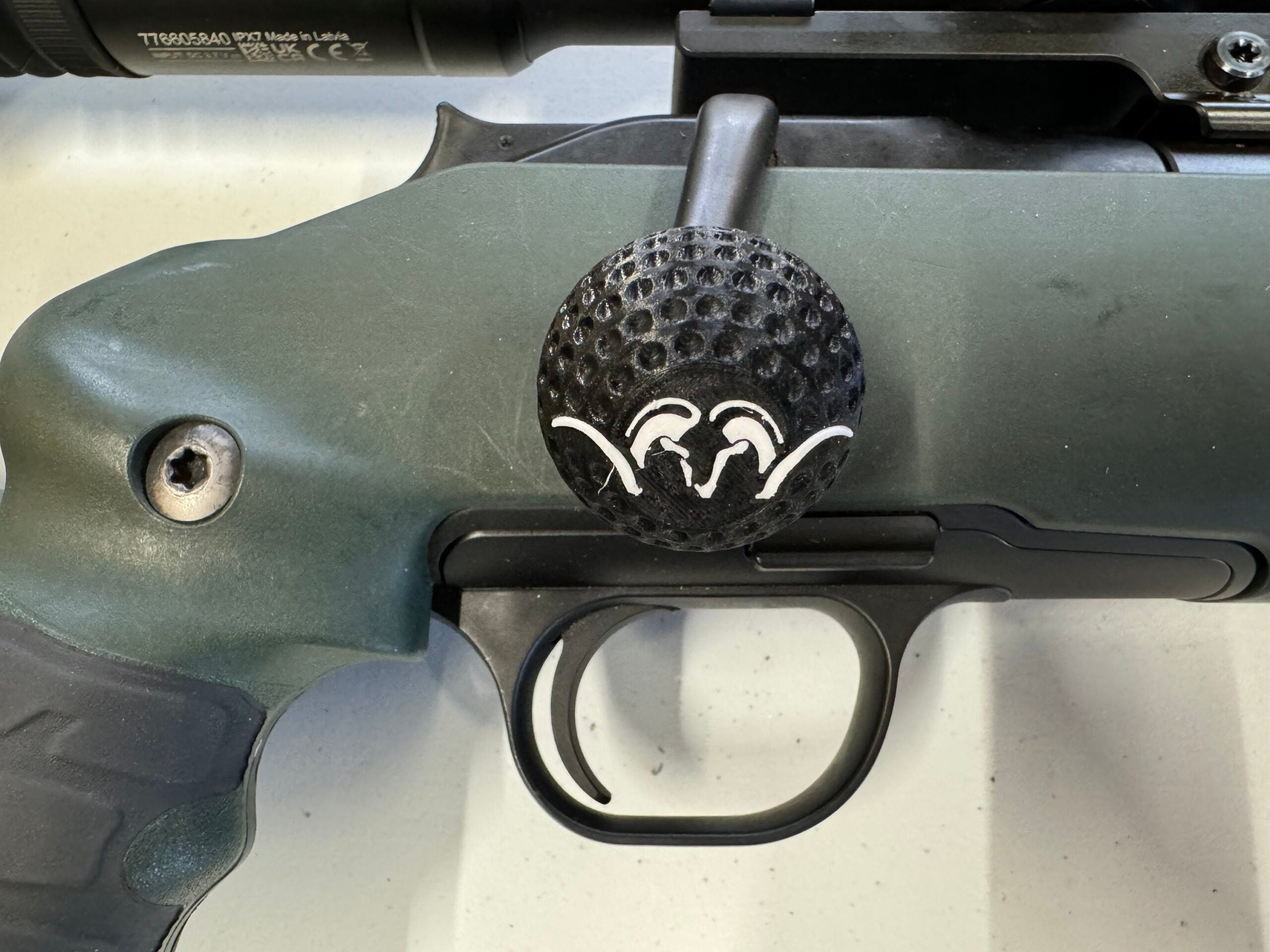 Hevarmskule - Blaser R8 - Blaser logo