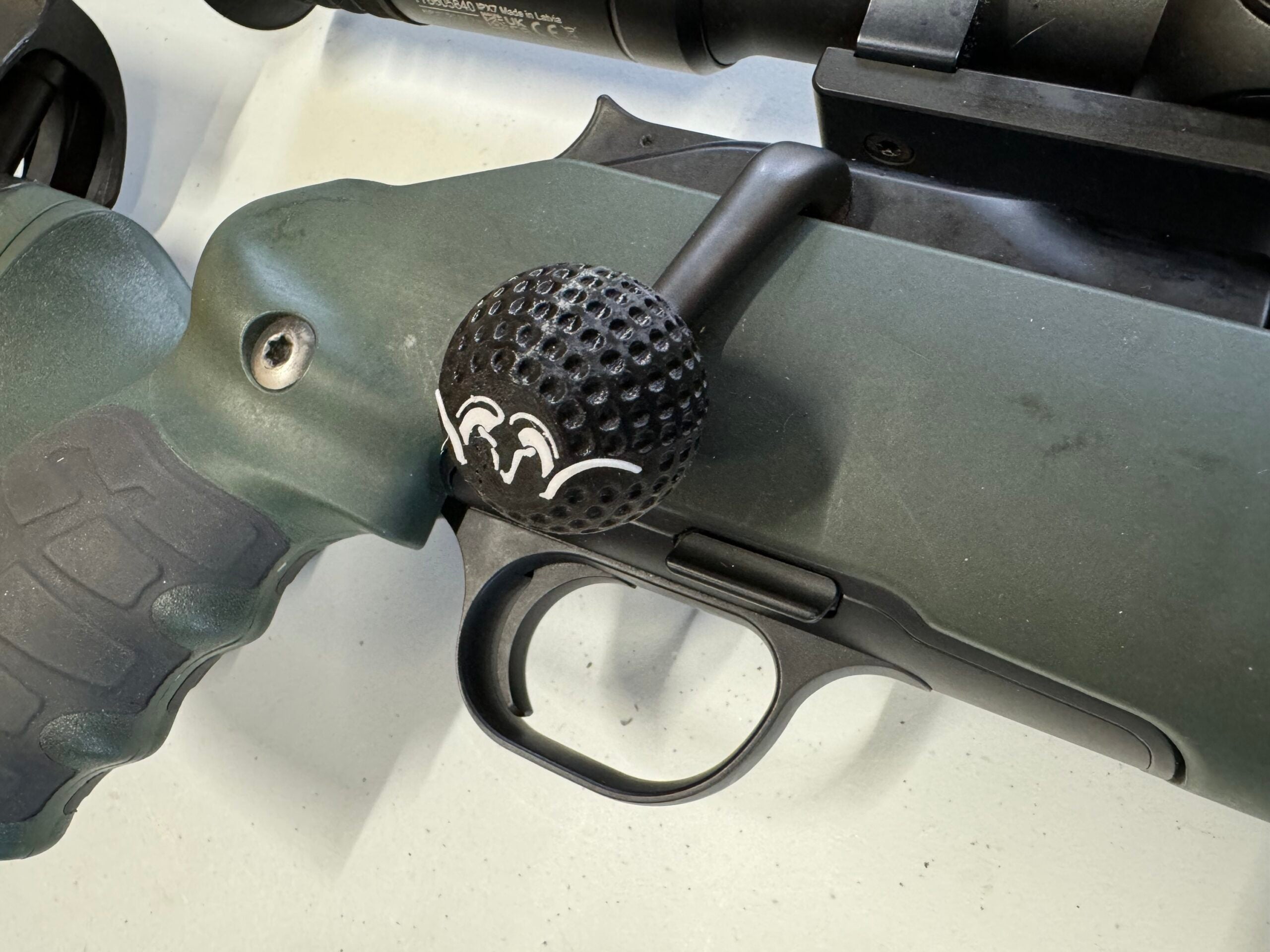 Hevarmskule - Blaser R8 - Blaser logo