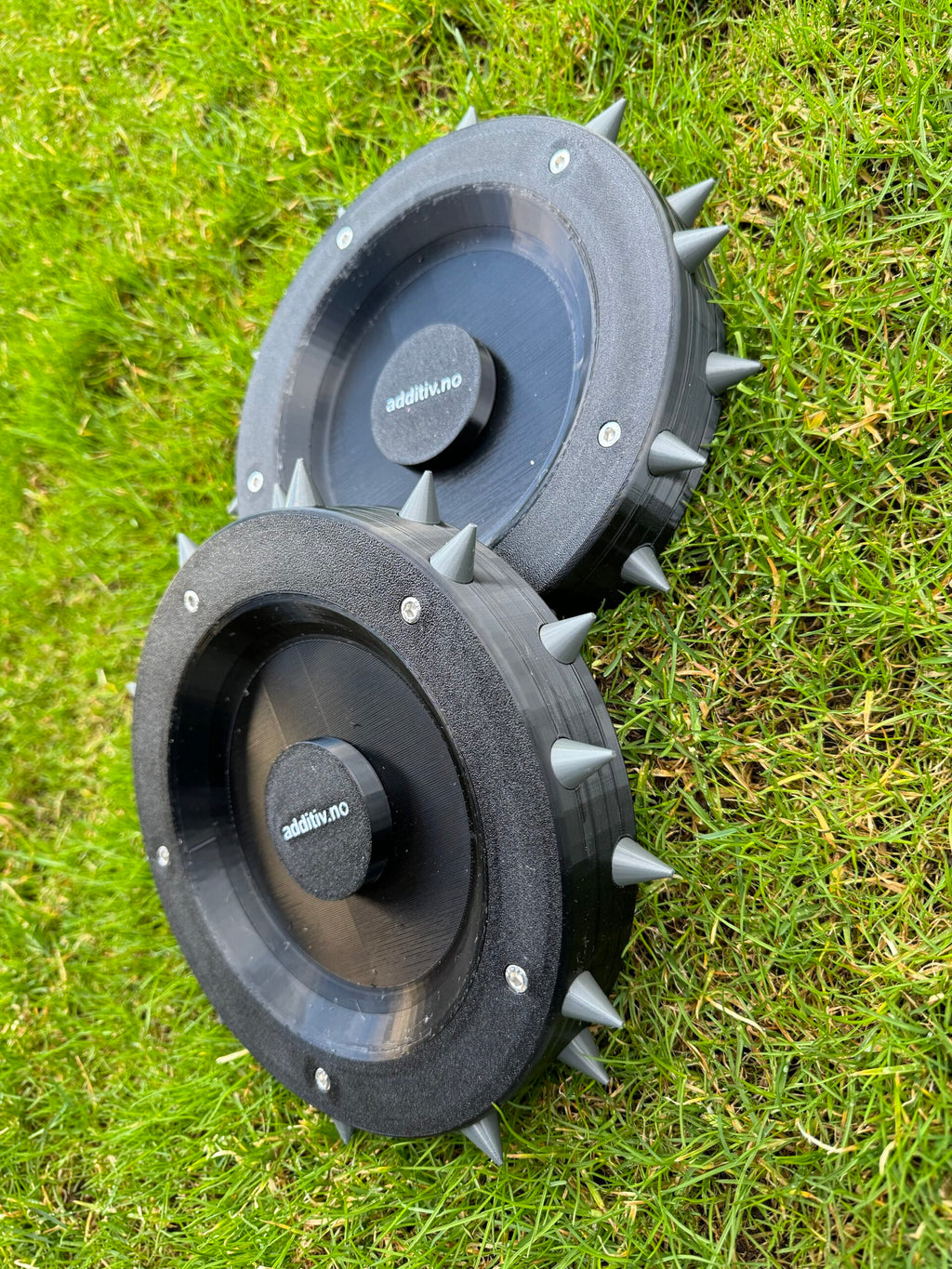 Piggdekk til robotgressklipper med utskiftbare gummipigger