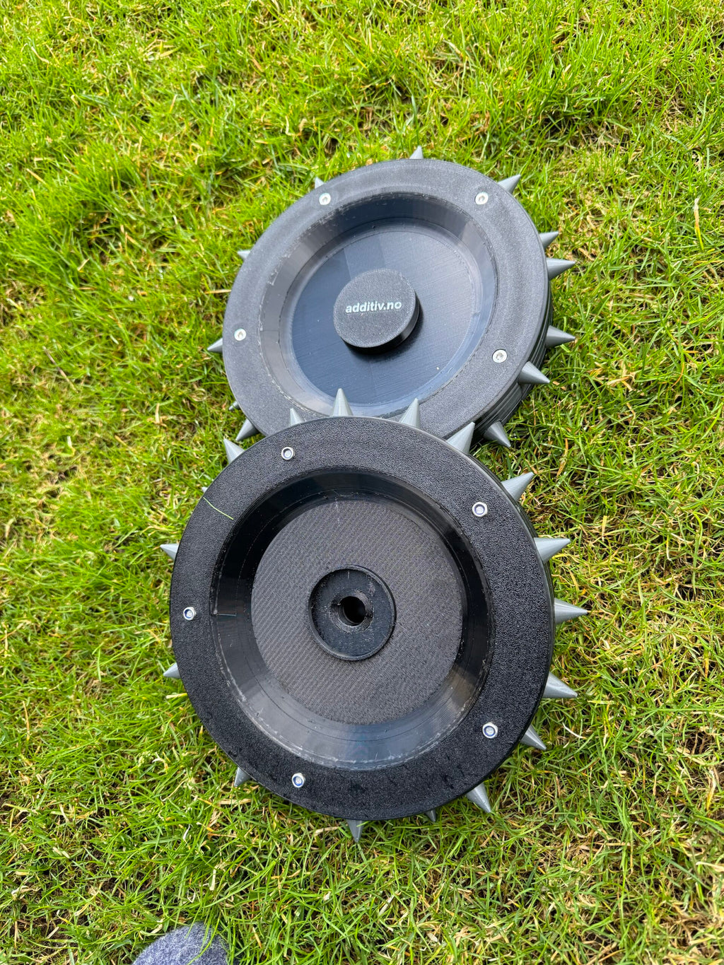 Piggdekk til robotgressklipper med utskiftbare gummipigger