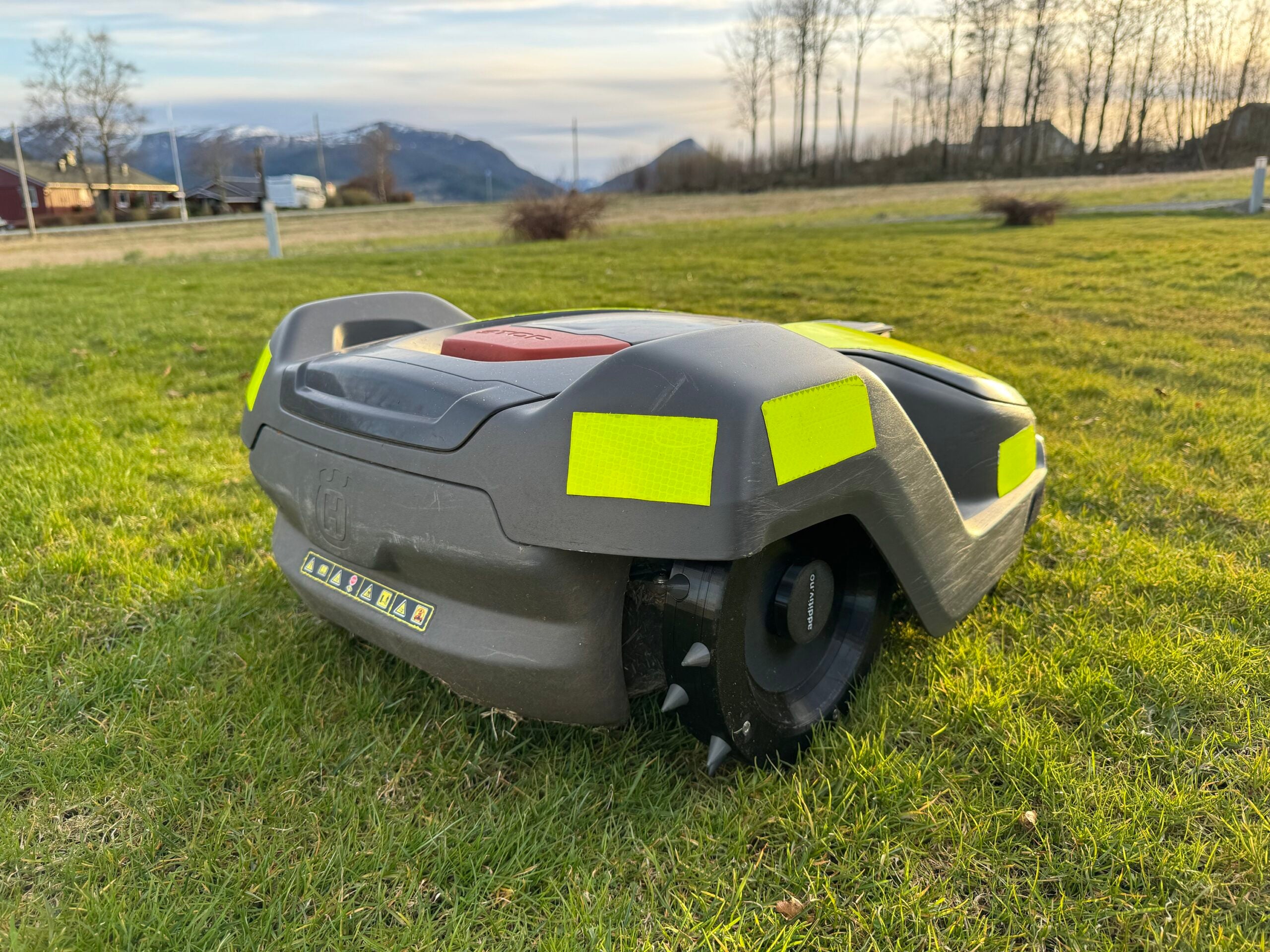 Piggdekk til robotgressklipper med utskiftbare gummipigger