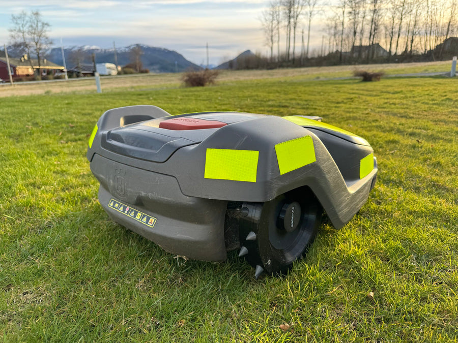 Piggdekk til robotgressklipper med utskiftbare gummipigger