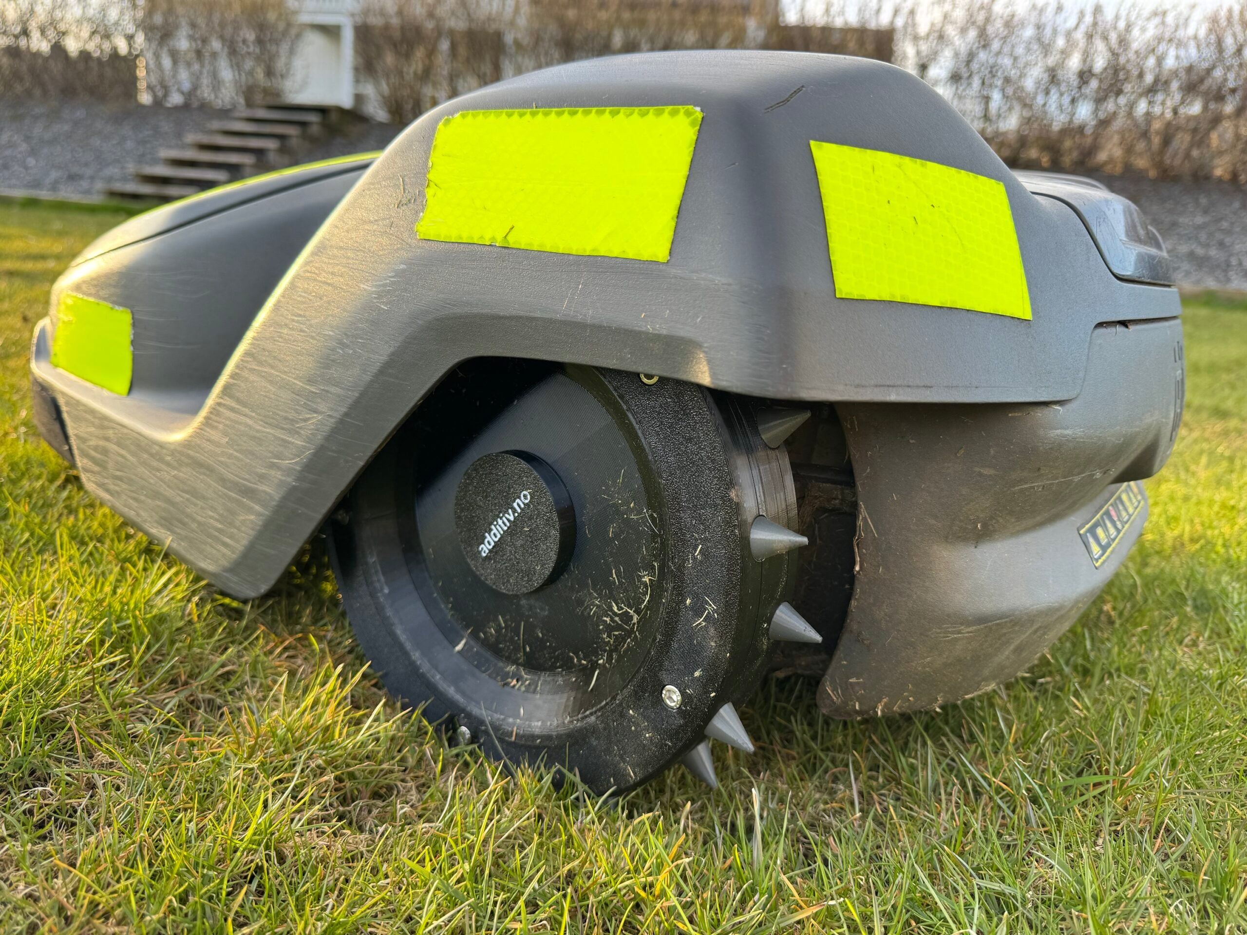 Piggdekk til robotgressklipper med utskiftbare gummipigger