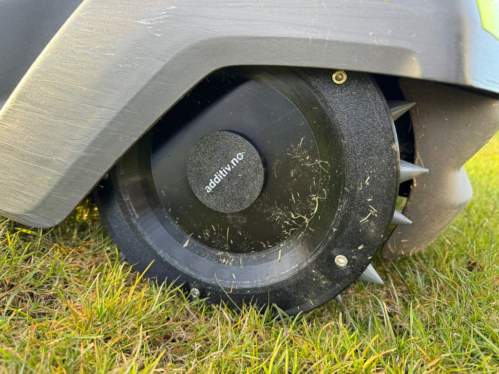 Piggdekk til robotgressklipper med utskiftbare gummipigger