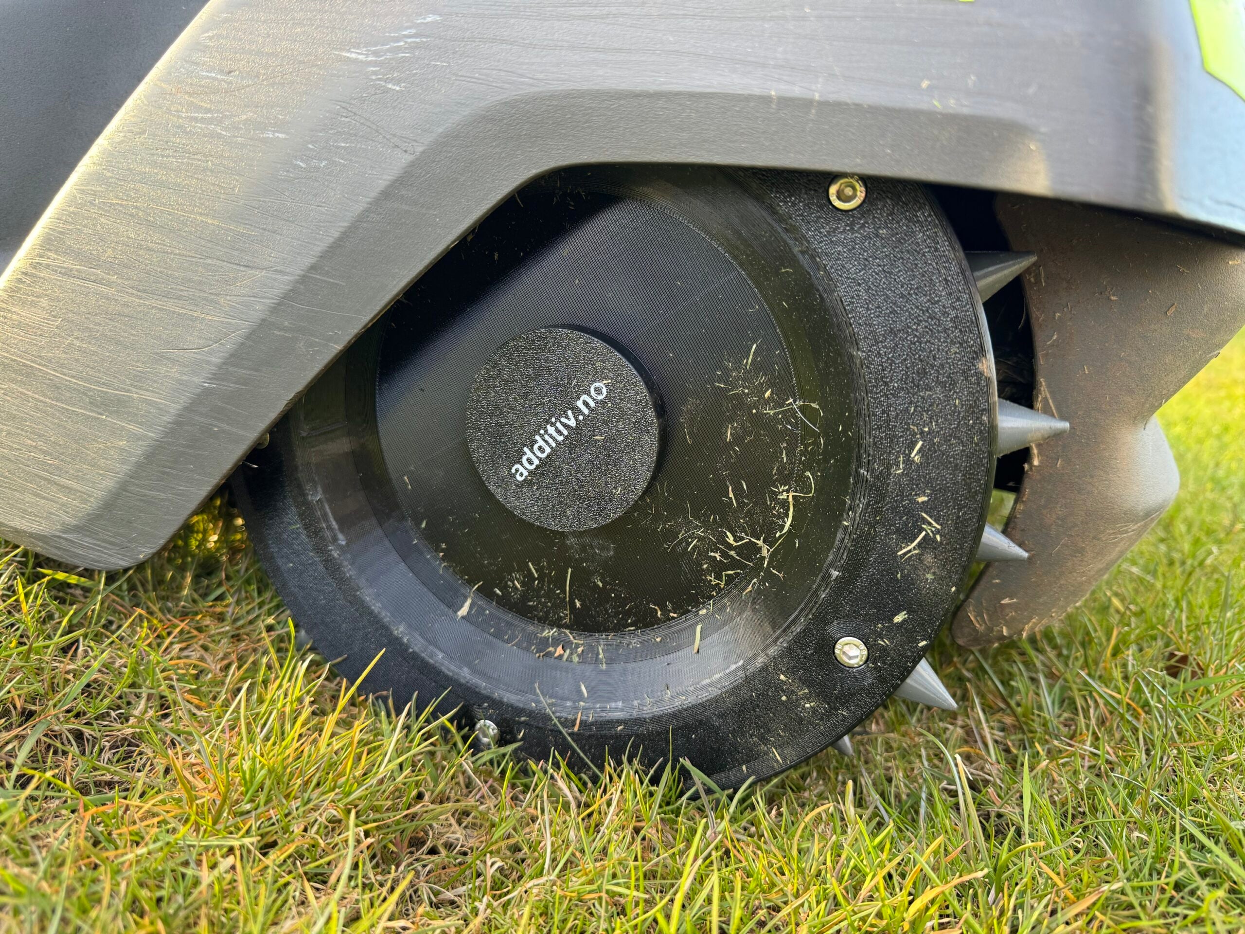 Piggdekk til robotgressklipper med utskiftbare gummipigger