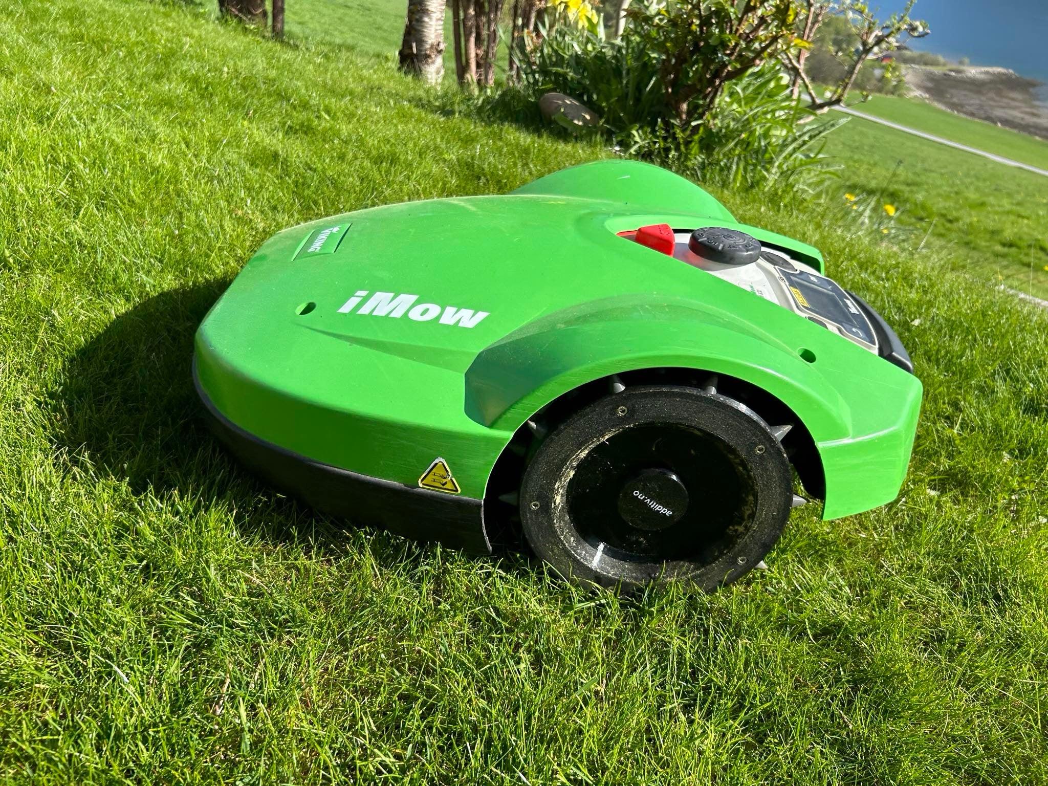 Piggdekk til robotgressklipper med utskiftbare gummipigger