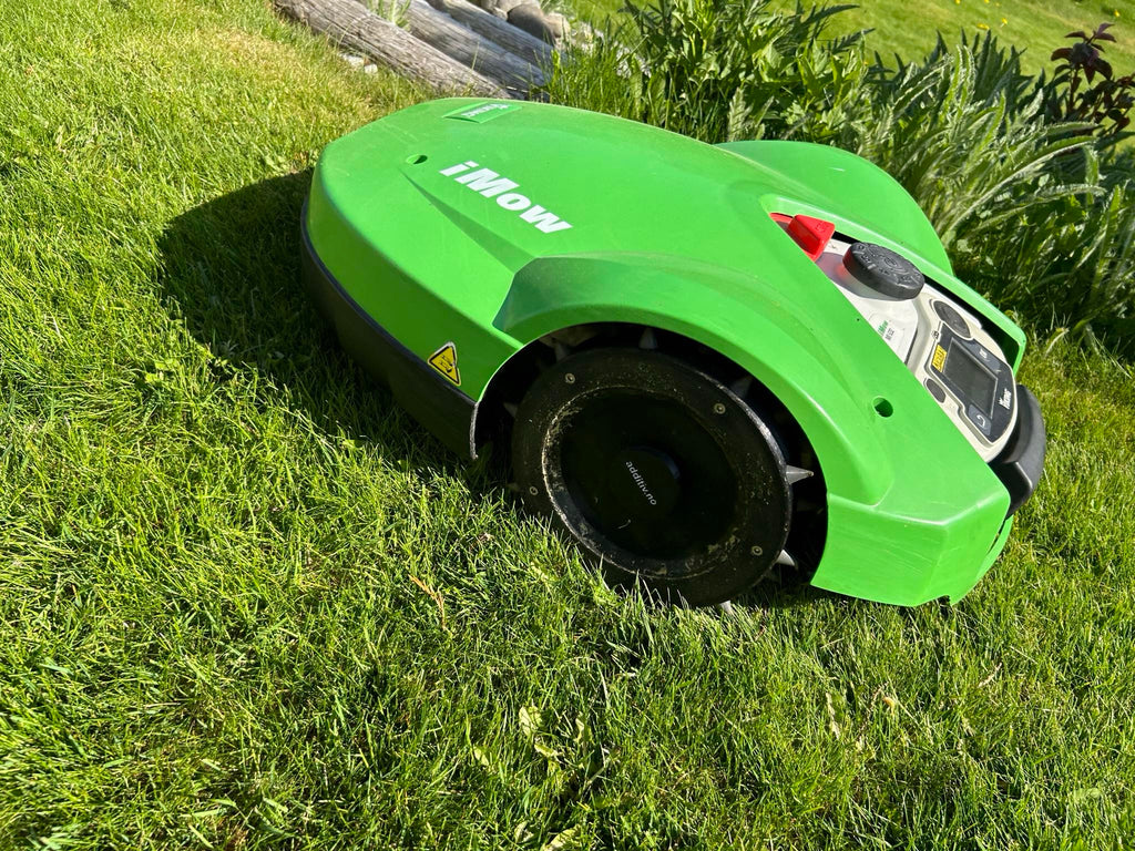 Piggdekk til robotgressklipper med utskiftbare gummipigger