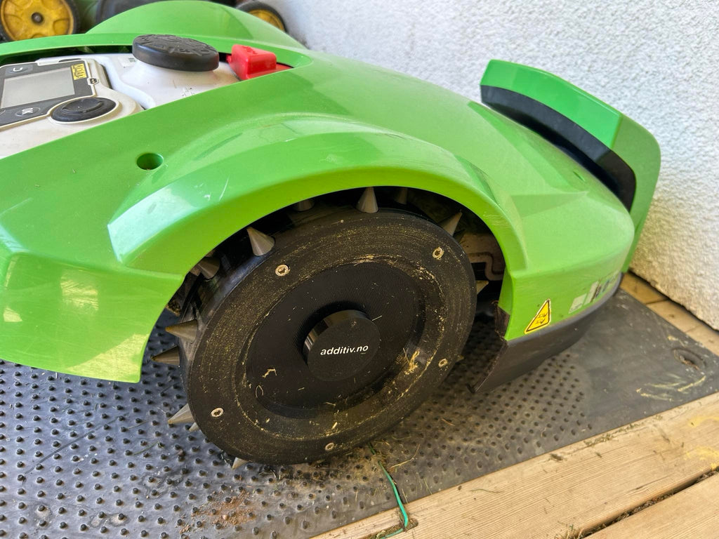 Piggdekk til robotgressklipper med utskiftbare gummipigger