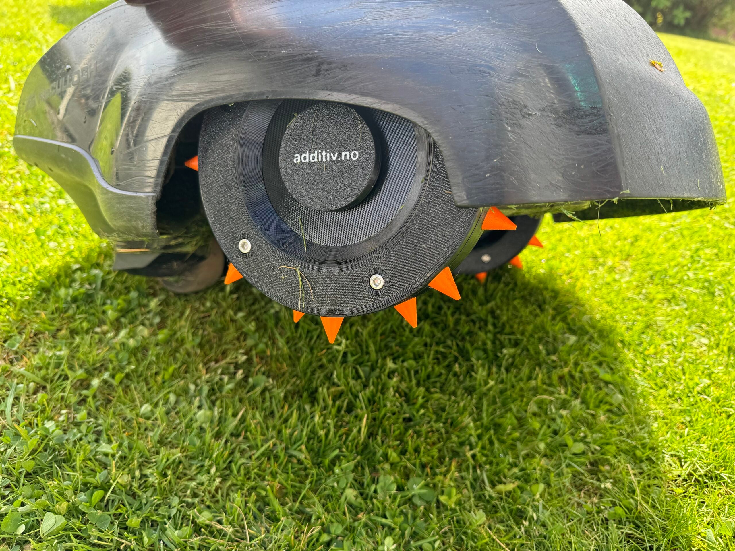 Piggdekk til robotgressklipper med utskiftbare gummipigger