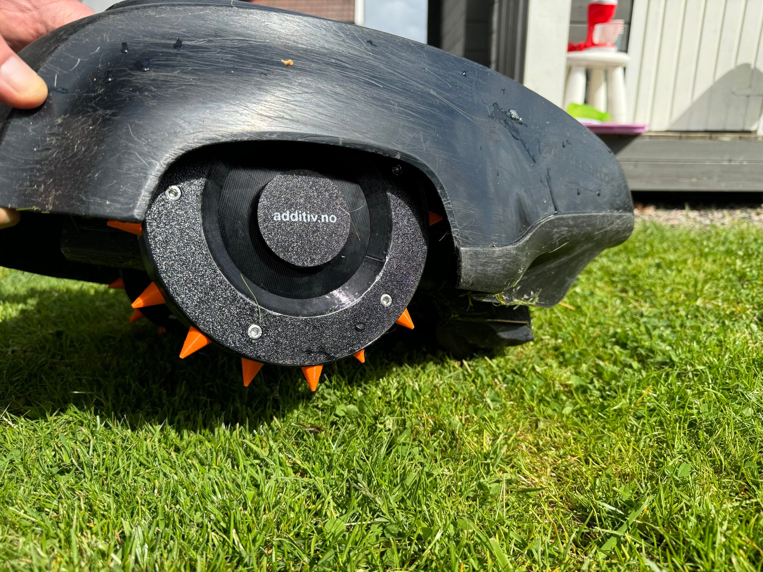 Piggdekk til robotgressklipper med utskiftbare gummipigger