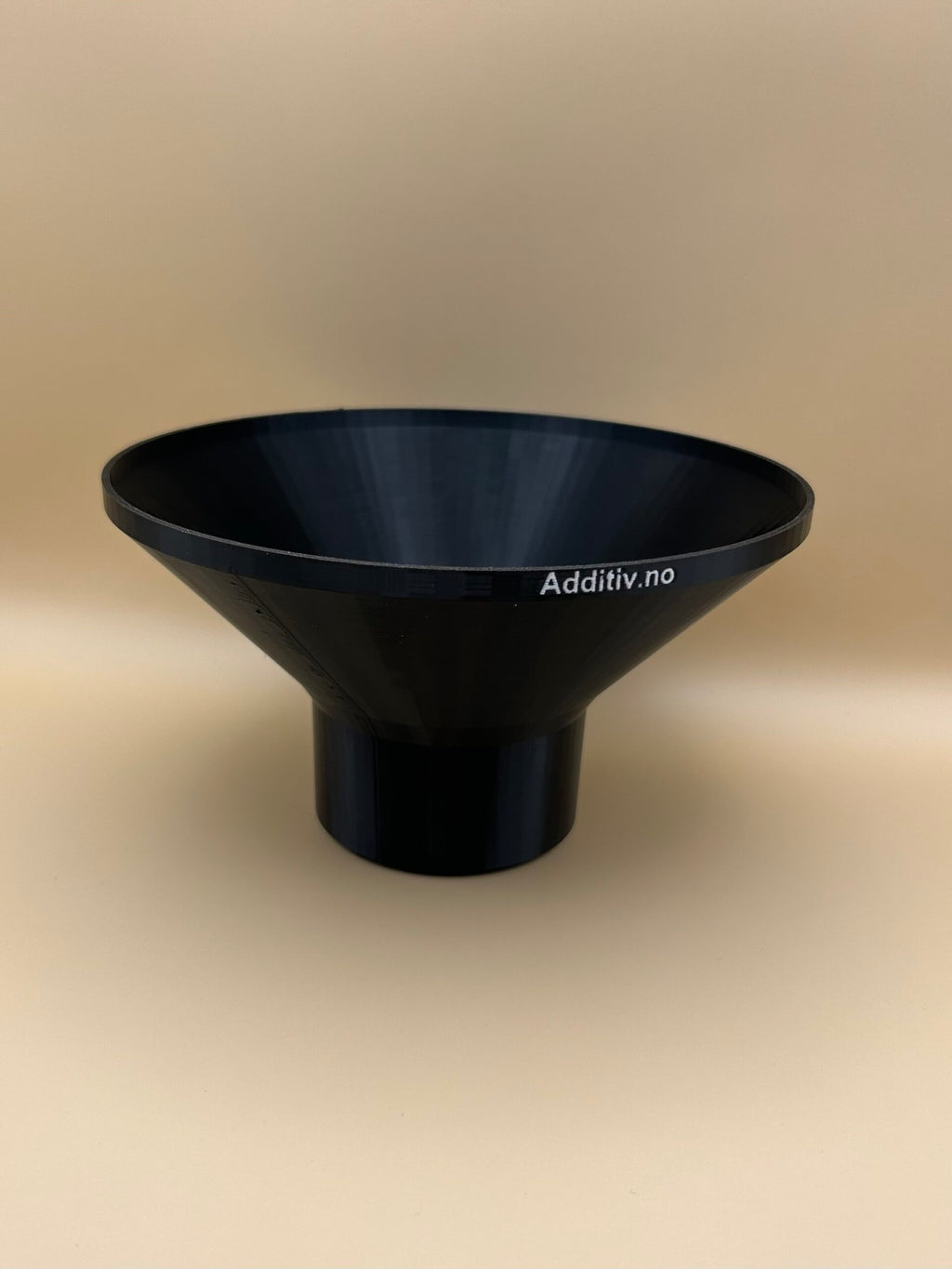 Trakt med gjenger for montering på oljekanne