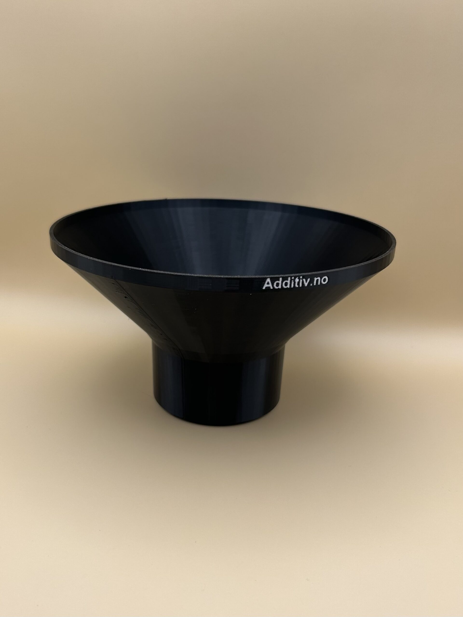 Trakt med gjenger for montering på oljekanne