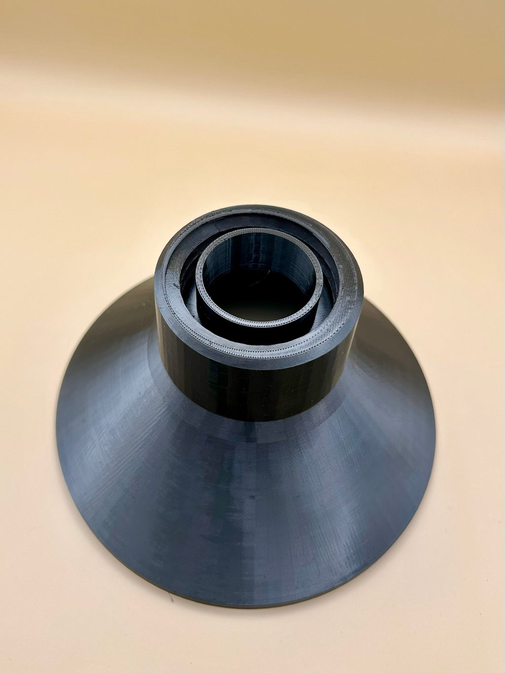 Trakt med gjenger for montering på oljekanne