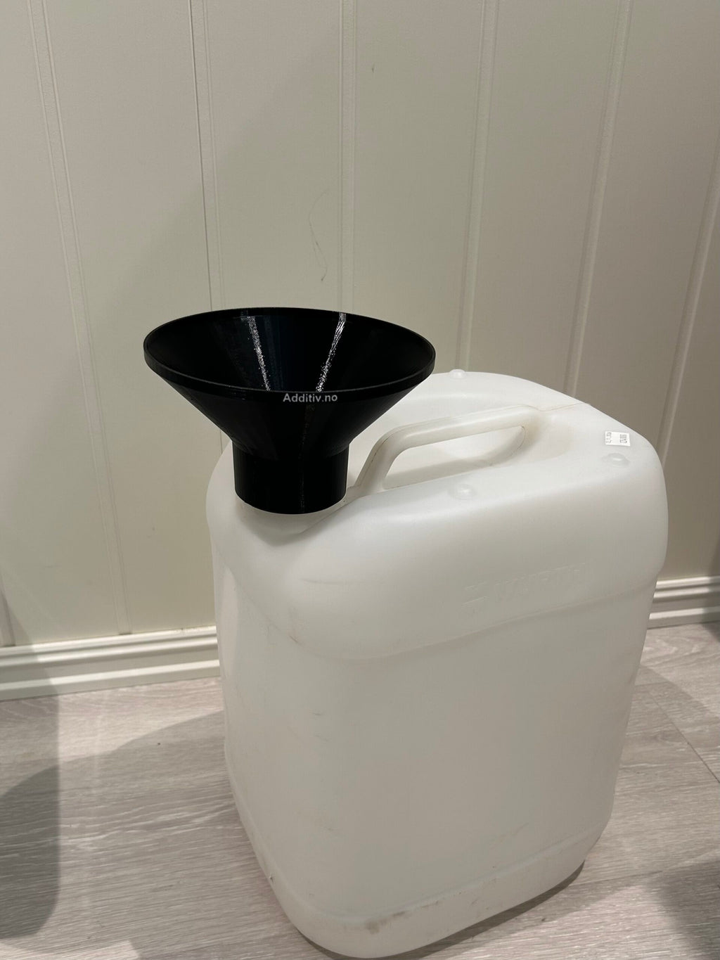 Trakt med gjenger for montering på oljekanne