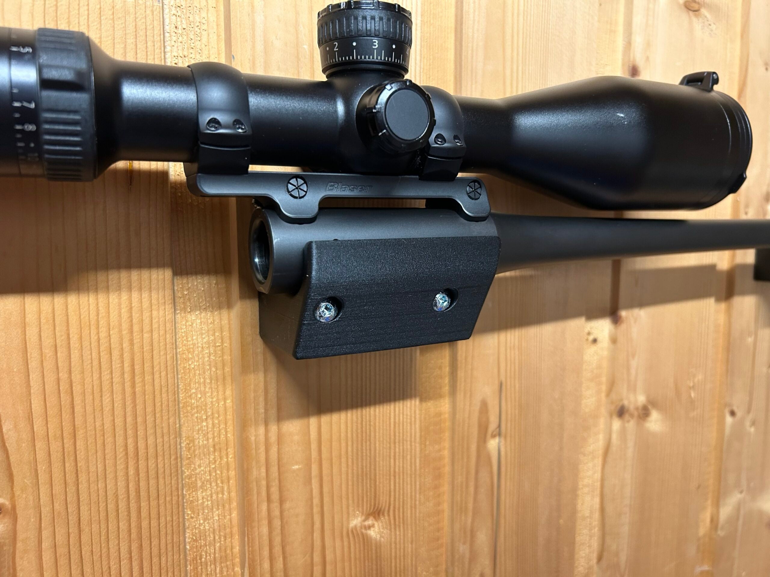 Veggholder for Blaser R8 riflepiper med eller uten optikk
