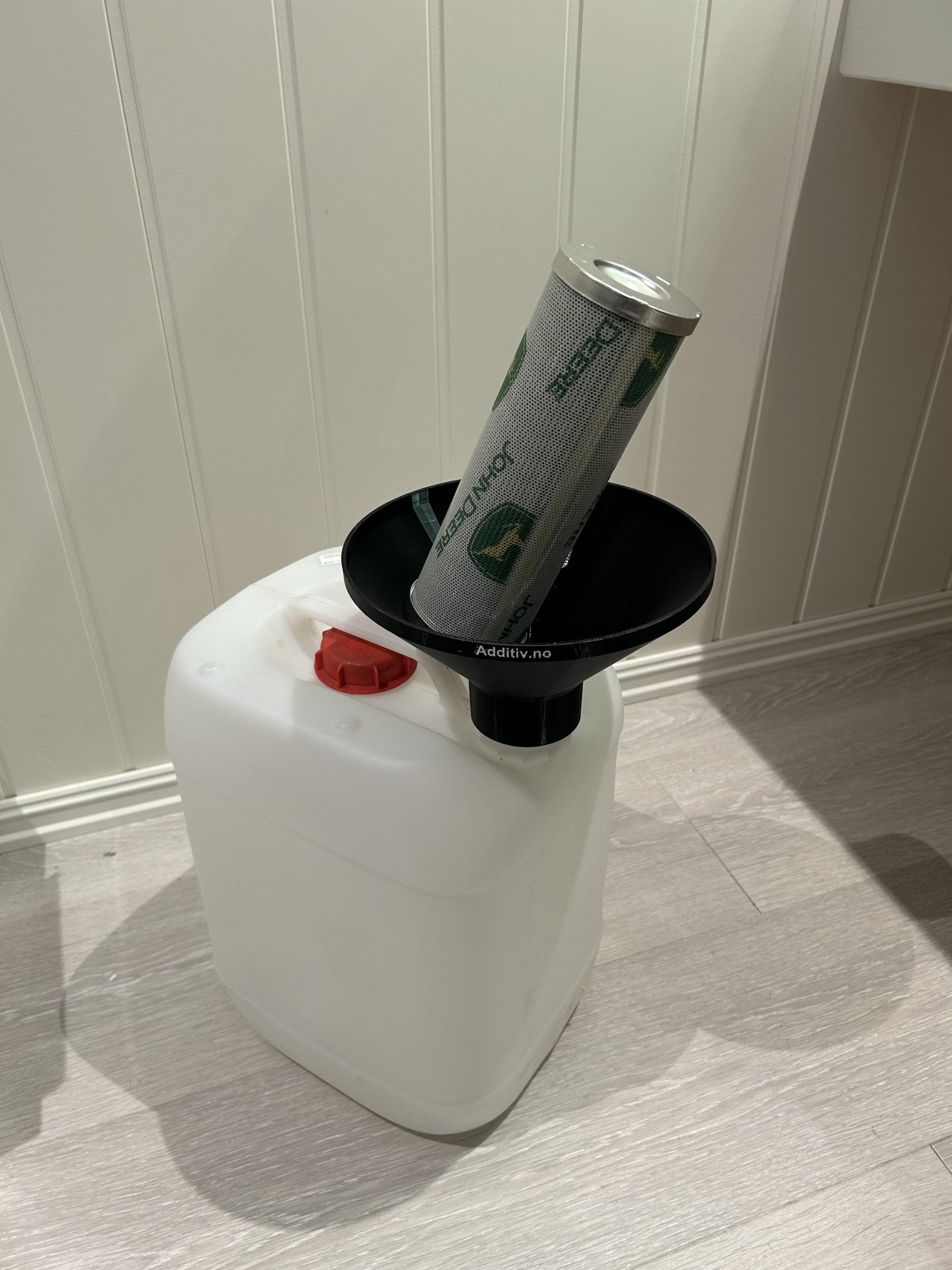 Trakt med gjenger for montering på oljekanne