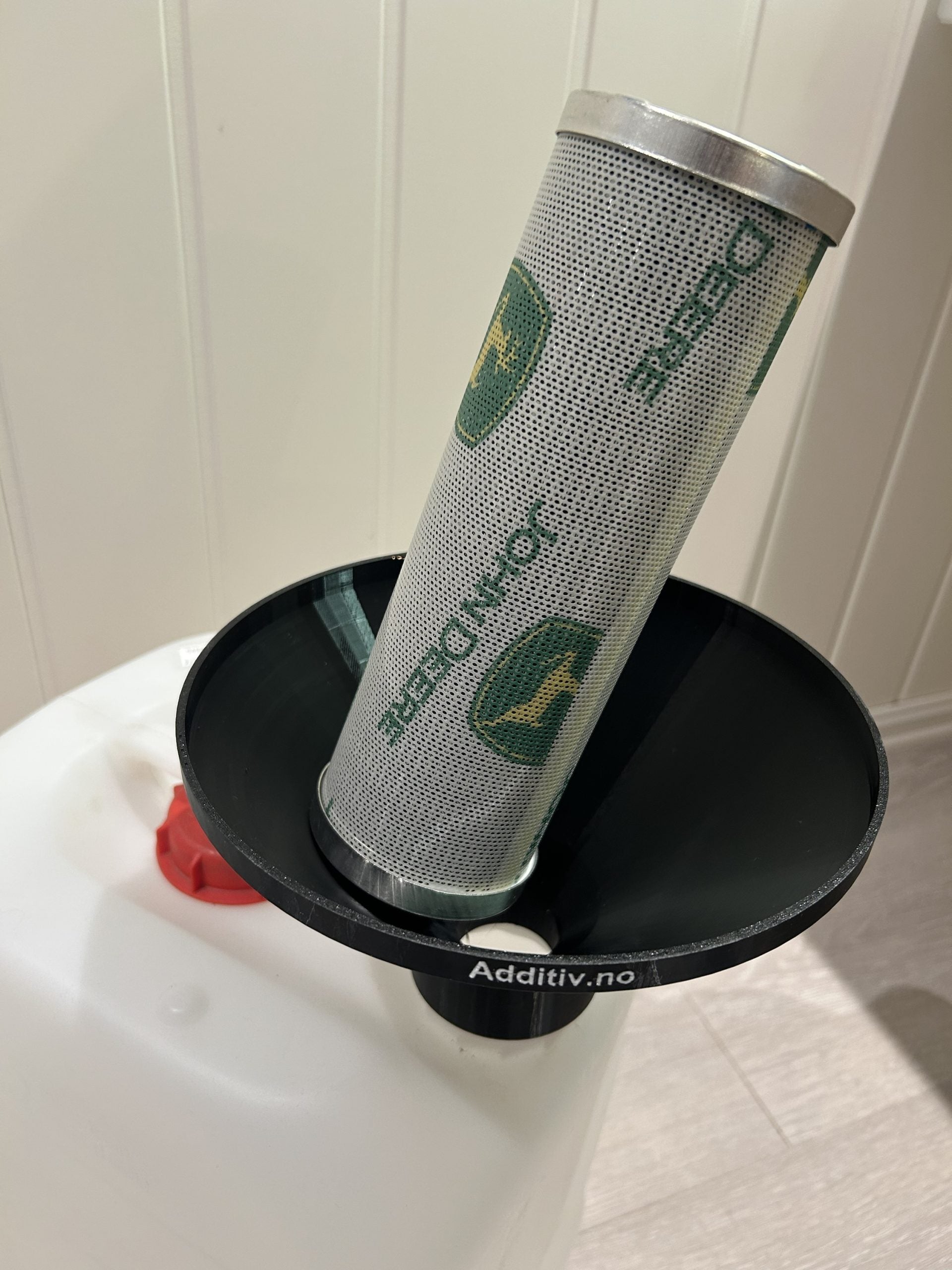 Trakt med gjenger for montering på oljekanne