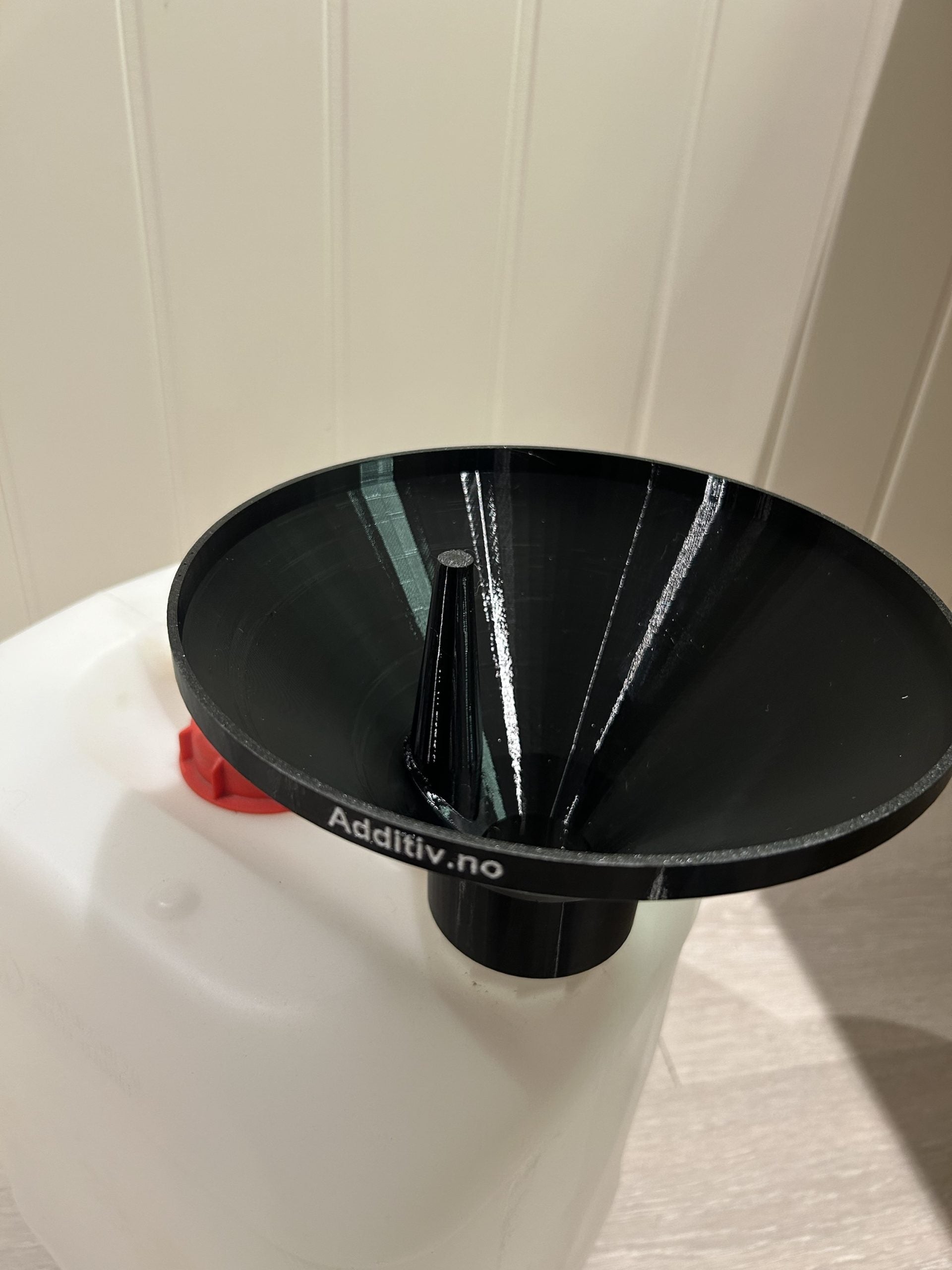 Trakt med gjenger for montering på oljekanne