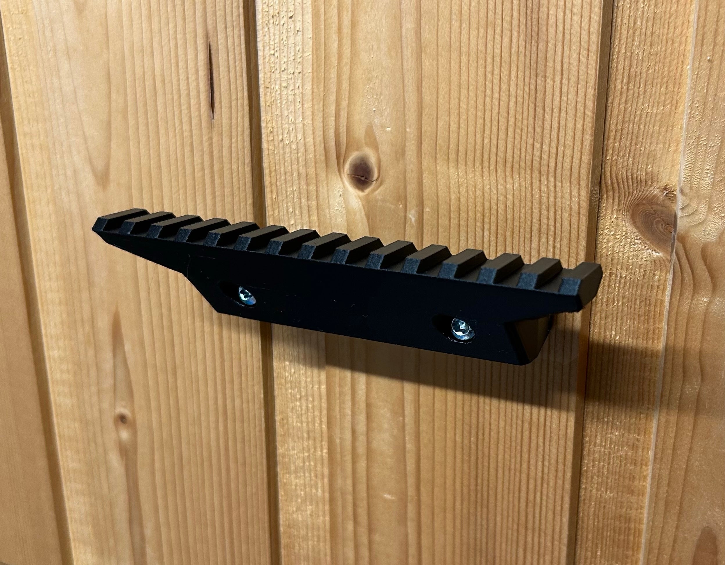 Veggmontasje for optikk med picatinny montasje